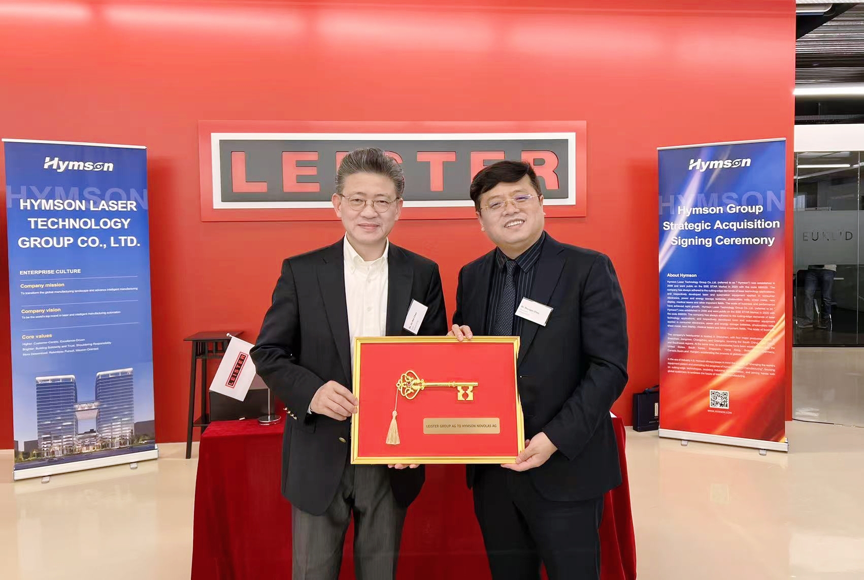 2、陈博、赵董钥匙交接 (1).jpg